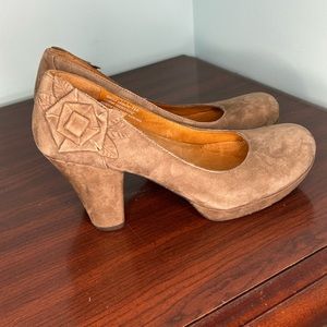 Naya Bakula Tan Suede Heel Pump Rosette Accent Sz 7.5 narrow